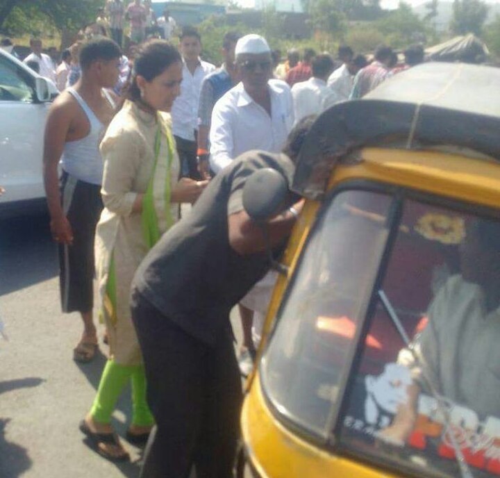 Mp Dr Pritam Munde Give First Aid To Casualty गाडीतून उतरुन खासदार डॉ. प्रीतम मुंडेंचे रुग्णावर उपचार