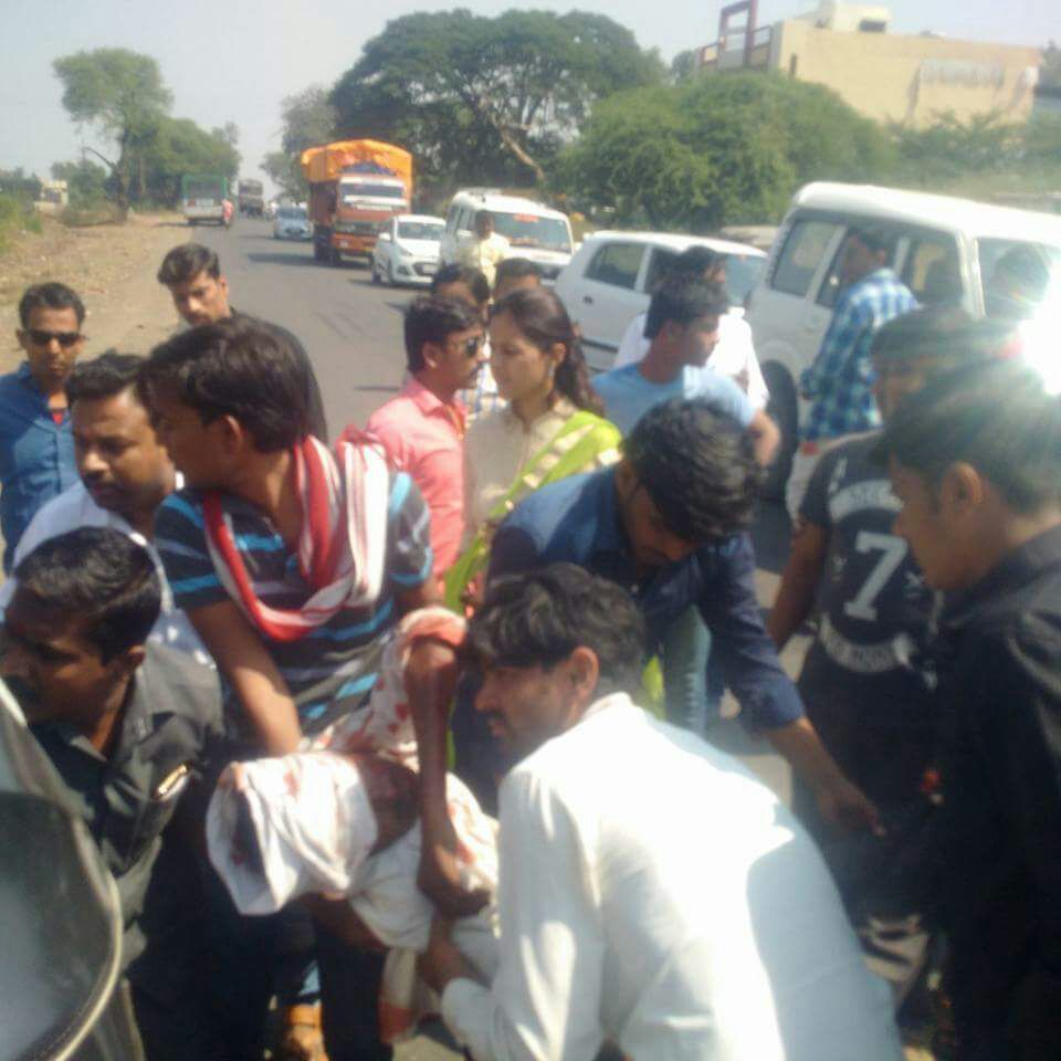 गाडीतून उतरुन खासदार डॉ. प्रीतम मुंडेंचे रुग्णावर उपचार