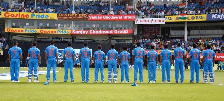 Teamindia Sporting Their Mothers Names On The Jersey In The 5th And Final Odi टीम इंडियाची 'नई सोच', आईच्या नावाच्या जर्सीसह मैदानात!