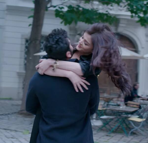 शनिवार आणि रविवारी मिळून दोन्ही सिनेमे चांगली कमाई करतील, असा अंदाज लावला जात आहे.