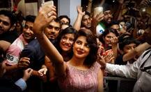 सेल्फीत दंग सेलिब्रिटी!