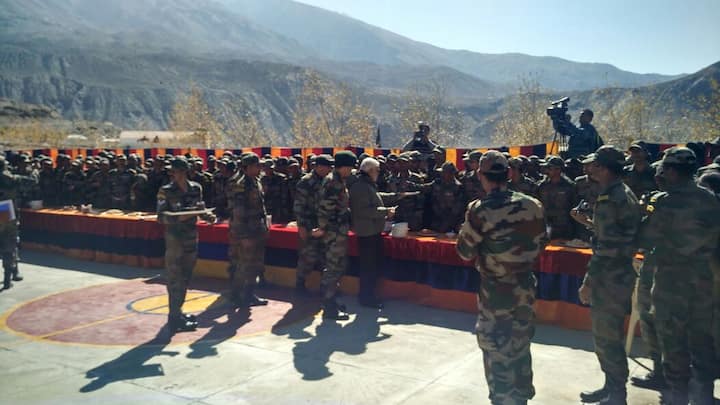 किन्नौरमधील सुमडोमध्ये आयटीबीपी, जवान आणि डोग्रा स्काऊटसोबत पंतप्रधान मोदींनी दिवाळी साजरी केली.
