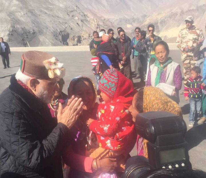या दौऱ्यात पंतप्रधान नरेंद्र मोदी यांनी चांगो गावातील लोकांशीही संवाद साधला. हे गाव सुमडोच्या अगदी जवळच आहे. विशेष म्हणजे चांगो गावातील लोकांशी संवाद साधण्याबाबत दौऱ्यात नव्हतं. मात्र, ऐनवेळी मोदींनी गावकऱ्यांशी संवाद साधला.