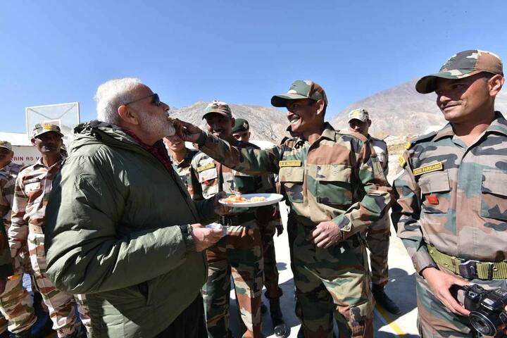 पंतप्रधान मोदी आणि जवानांनी एकमेकांना मिठाई दिली. जवळपास एक तास पंतप्रधान मोदी जवानांसोबत होते. त्यांच्याशी मोदींनी संवाद साधला.