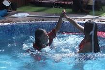 बिगबॉस 10 : मोनालिसासोबत स्विमिंग पूलमध्ये ओम स्वामींचा डान्स