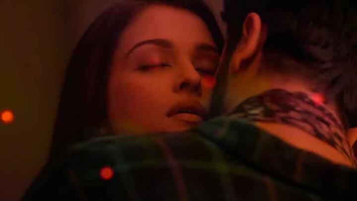 करण जोहरच्या 'ऐ दिल है मुश्किल'मध्ये अभिनेता रणबीर कपूर, ऐश्वर्या राय-बच्चन, अनुष्का शर्मा आणि पाकिस्तानी कलाकार फवाद खान यांची मुख्य भूमिका आहे. या सिनेमातील ऐश्वर्या राय-बच्चन आणि रणबीर कपूर यांच्यातील हॉट केमेस्ट्रीमुळे प्रदर्शनापूर्वी याची सर्वत्र जोरदार चर्चा होती.