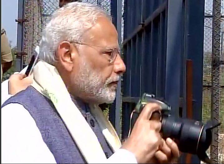 या जंगल सफरीवेळी एखाद्या कसलेल्या फोटोग्राफर प्रमाणेच पंतप्रधान मोदींनी फोटोग्राफी केली.