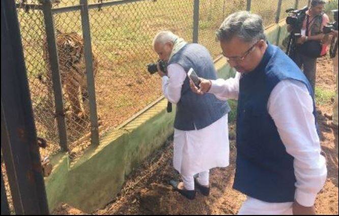 यावेळी पंतप्रधानांनी माजी पंतप्रधान अटल बिहारी वाजपेयी यांचीही आठवण काढली. अटलजींमुळे छत्तीसगड भेट स्वरुपात मिळाल्याचं मोदींनी सांगितलं. (फोटो सौजन्य ANI)