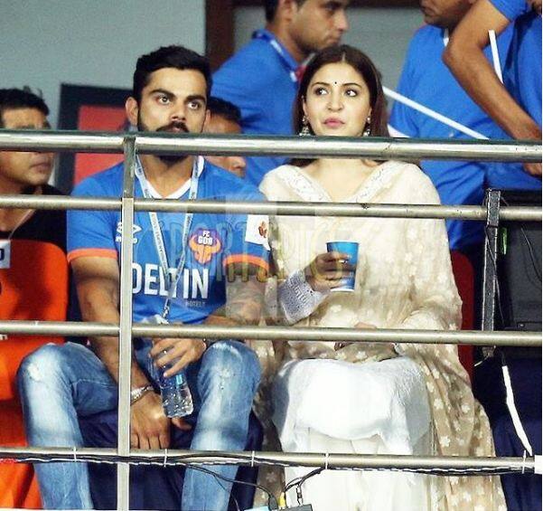 एकीकडे विराट हा सामना गांभीर्याने पाहात होता, तर दुसरीकडे अनुष्का या सामन्याचा आनंद घेत होती.