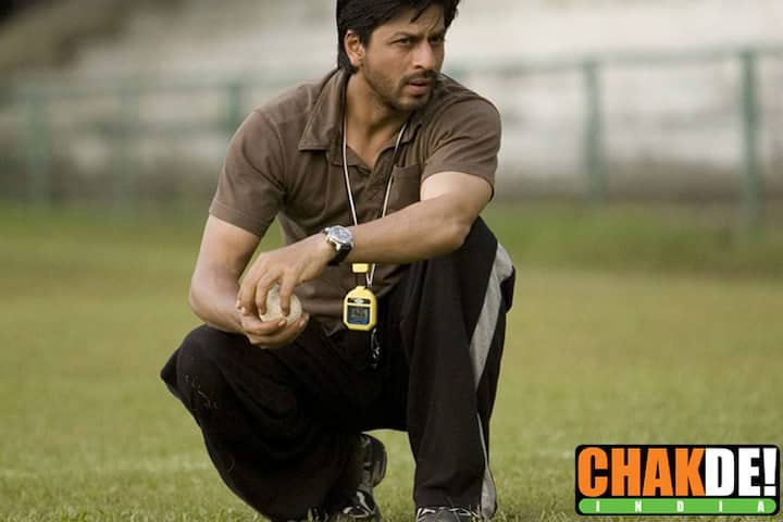 चक दे इंडिया : 2007 साली आलेल्या या सिनेमात शाहरुखने हॉकी प्रशिक्षकाची भूमिका साकारली. शाहरुखच्या अभिनयाने या सिनेमाला घवघवीत यश मिळवून दिलं.