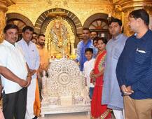 शिर्डीत साईभक्ताकडून 30 किलो चांदीचं सिंहासन दान