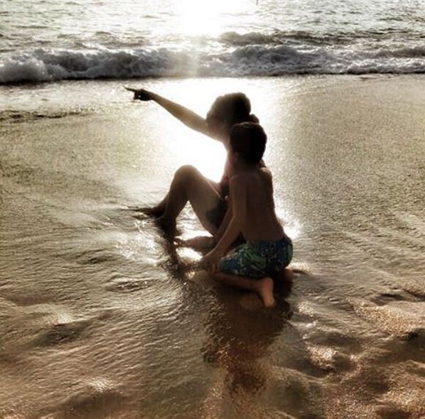 संजयशिवाय मान्यताची मुलांसह श्रीलंकेच्या बीचवर धम्माल