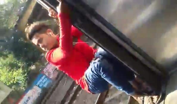 VIDEO : लोकलबाहेर खांबाला धडकून स्टंटबाज तरुणाचा मृत्यू