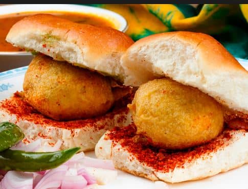 पुण्यात किडके बटाटे वापरणाऱ्या वडापाव विक्रेत्यांवर कारवाई fda action against famous vadapav centers in pune पुण्यात किडके बटाटे वापरणाऱ्या वडापाव विक्रेत्यांवर कारवाई