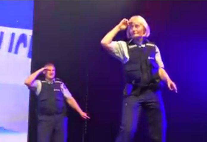 सलमान खानच्या गाण्यावर न्यूझीलंड पोलिसांचा ठेका New Zealand Police Dance On Salman Khan Movie Songs सलमान खानच्या गाण्यावर न्यूझीलंड पोलिसांचा ठेका