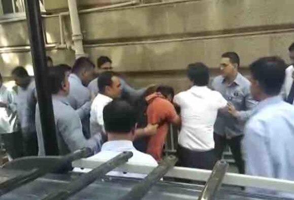 Photographers Beaten Up In Front Of Tata Group Headquarters Now Fir Filed फोटोग्राफर्स मारहाणप्रकरणी 7 जणांवर गुन्हा दाखल, टाटा समूहाकडून माफीनामा