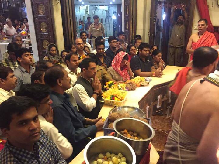 सोनिया गांधींचे जावई रॉबर्ट वढेरा यांनी मुंबईत येऊन सिद्धीविनायकाचं दर्शन घेतलं.