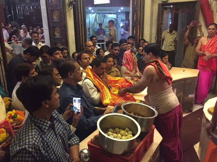 रॉबर्ट वढेरा जवळपास 20 मिनिट सिद्धीविनायकाच्या मंदिरात होते. 