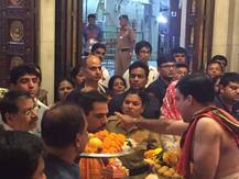 रॉबर्ट वढेरा सिद्धीविनायकाच्या चरणी... 