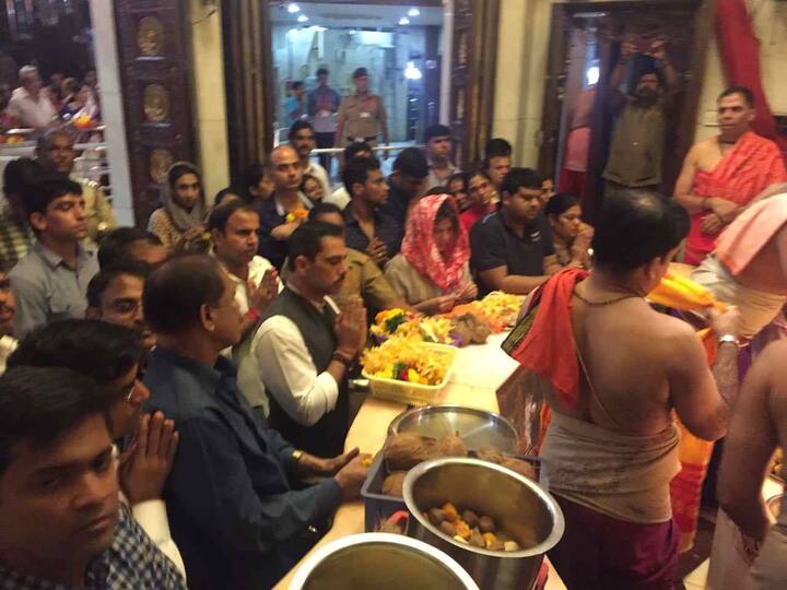 रॉबर्ट वढेरा हे प्रियंका गांधींचे पती आहेत. 