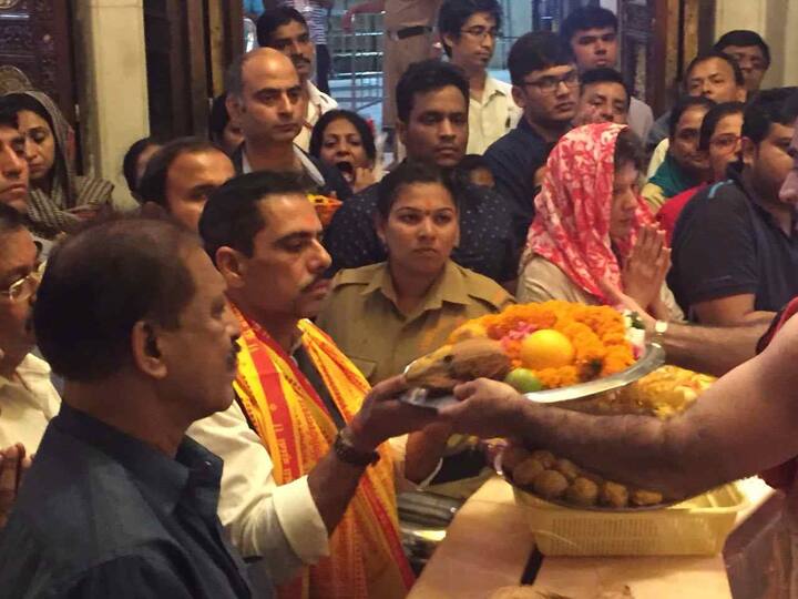 हरियाणामध्ये जमीन घोटाळा करुन करोडोची संपत्ती कमविल्याचा त्यांच्यावर आरोप आहे.