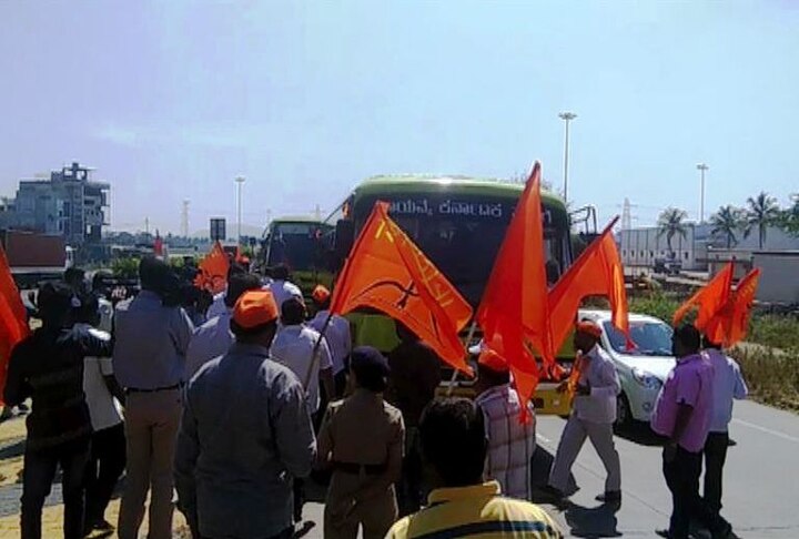 Belgaon Issue Vehicle From Karnataka Stopped Near Kolhapur कर्नाटकातून महाराष्ट्रात येणारी वाहनं शिवसेनेने रोखली