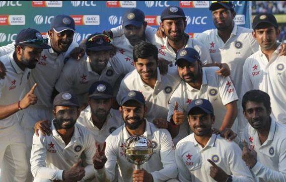 कर्णधार महेंद्र सिंह धोनीच्या अचानक कसोटी निवृत्तीनंतर विराटला कर्णधारपदाची जबाबदारी देण्यात आली. ती जबाबदारी यशस्वीपणे पार पाडत विराटने टीम इंडियाला अव्वल स्थानी आणलं.