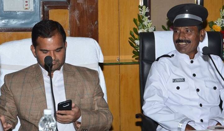 कालचा दिवस ठक यांच्या आयुष्यत अतिशय महत्वाचा ठरला. आनंद, दुखः आणि सन्मान अन अभिमानाचाही.. 33 वर्ष जिल्हाधिकाऱ्यांचे वाहनचालक म्हणून सेवा देणारे आणि अकोल्याच्या तब्बल 18 जिल्हाधिकाऱ्यांचे ‘सारथ्य’ करणारे दिगंबर काल सेवानिवृत्त झाले. ठक यांच्या सेवानिवृत्तीचं हटके सेलिब्रेशन करण्याचं जिल्हाधिकाऱ्यांनी ठरवलं. त्यांनी स्वत: ठक यांचं सारथ्य करण्याचा निर्णय घेतला.