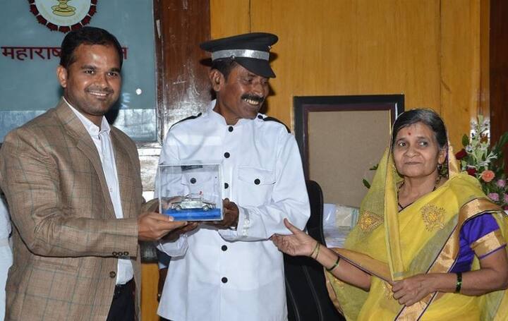 आपल्या शासकीय निवास्थानापासून ते जिल्हाधिकारी कार्यालयालापर्यंत ते स्वतः चालक झाले आणि दिगंबर यांना आपल्या जागेवर बसविले. यावेळी झालेल्या सेवानिवृत्ती समारंभात जिल्हाधिकाऱ्यांनी त्यांना कुटुंबीयांसह सन्मानित केलं.