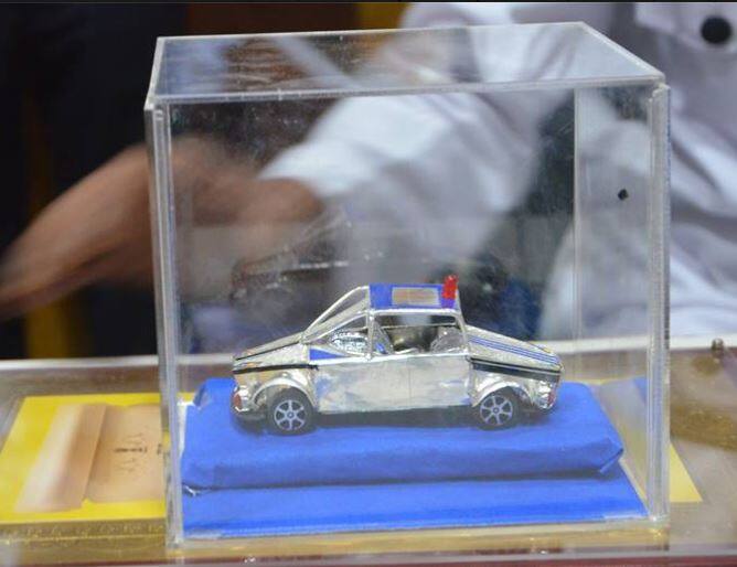 लाल दिवा असलेली चांदीची गाडी त्यांना भेट म्हणून देण्यात आली. आयुष्यभर आपल्या साहेबांना इच्छितस्थळी सुखरुप पोहोचविणारे दिगंबर, हे जिल्हाधिकाऱ्यांनी केलेल्या या सन्मानाने गहिवरून गेले आहेत. ड्रायव्हरकडे आपल्या समाजात तितकासा मान नाही. अशात ड्रायव्हर म्हणून रिटायर होताना जिल्हाधिकाऱ्यांकडून रॉयल ट्रीटमेन्ट मिळाली, तर कुणाला आवडणार नाही?