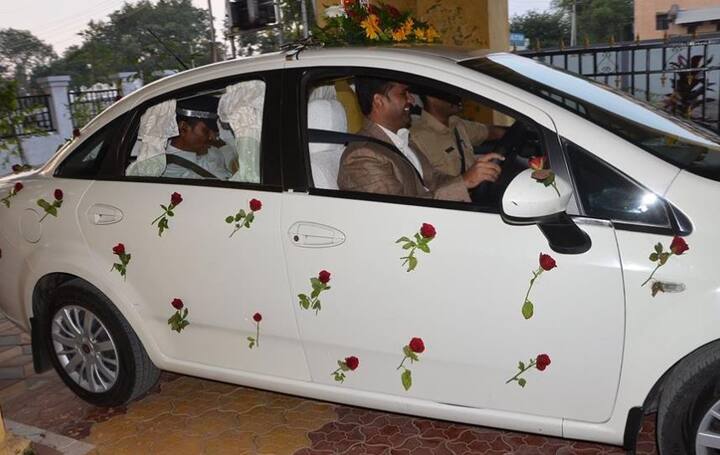 जिल्हाधिकाऱ्यांनी ड्रायव्हरचा अनोखा सन्मान केल्यामुळं सध्या श्रीकांत यांच्यावर कौतुकाचा वर्षाव होतोय.. अकोल्याचे जिल्हाधिकारी जी. श्रीकांत त्यांच्या ‘लो प्रोफाइल’ आणि ‘दबंग’ कामगिरीसाठी प्रसिद्ध आहेत. त्यांनी केलेला हा आगळावेगळा सन्मान लोकांशी अधिक जवळीक साधेल, एवढं नक्की!