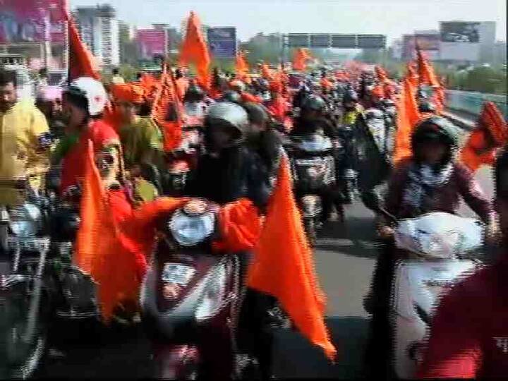 मुंबई : मराठा क्रांती मूक मोर्चाच्या आयोजन समितीच्या वतीने मुंबईत जनजागृती बाईक रॅली काढण्यात आली. यामुळे संपूर्ण मुंबई आज भगवीमय झाली होती.