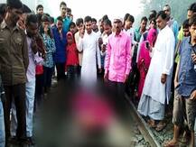 रुळ ओलांडताना रेल्वेची धडक, सहा जणांचा मृत्यू