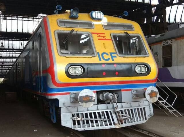 मध्य रेल्वेवासियांची निराशा, एसी लोकलचं स्वप्न अपूर्ण