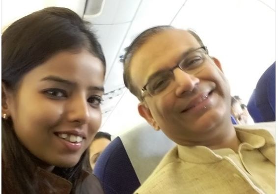 Twitter User Thanks Jayant Sinha For Swapping Seats With Her And Her Ill Mom एक मुलगी आणि तिच्या आजारी आईसाठी केंद्रीय मंत्र्यांनी सीट सोडली
