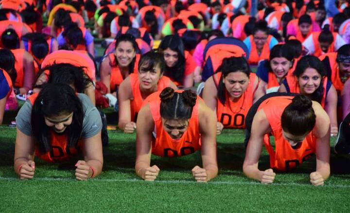 बॉलिवूड-टीव्हीच्या 1600 अभिनेत्रीसह महिलांनी एक आगळावेगळा विश्वविक्रम रचला आहे. महिलांनी एकाच वेळी प्लँक (पोटाचा व्यायाम) करण्याचा विक्रम महिलांनी रचला आहे. या कार्यक्रमांच आयोजन मुंबईत करण्यात आलं होतं. 