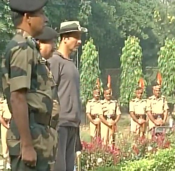 Akshay Kumar At Bsf Base Camp In Jammu Pays Tribute To Soldiers Who Lost Their Lives In Ceasefire Violations And Encounter अक्षयची जम्मूत बीएसएफच्या जवानांना श्रद्धांजली