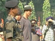 अक्षयची जम्मूतील बीएसएफच्या बेसकॅम्पला भेट