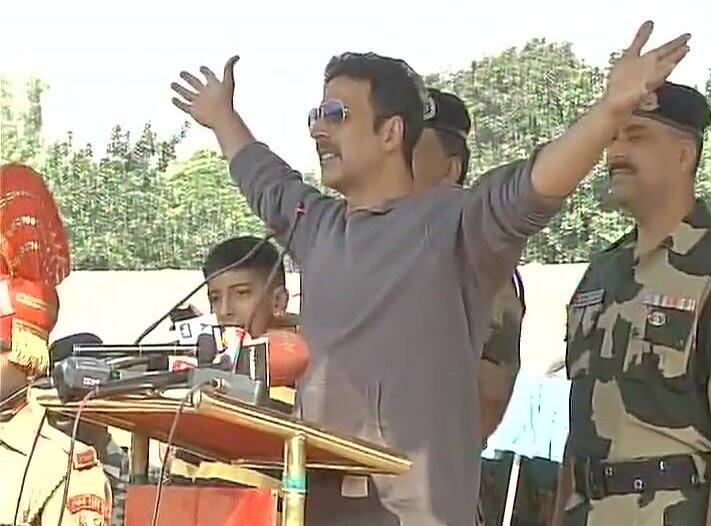 अक्षय त्याचा आगामी सामाजिक विषयावरील सिनेमा 'टॉयलेट-एक प्रेम कथा' या सिनेमाची शूटिंग मथुरेत करत आहे. 'स्वच्छ भारत मोहिम' हा या सिनेमाचा विषय आहे.