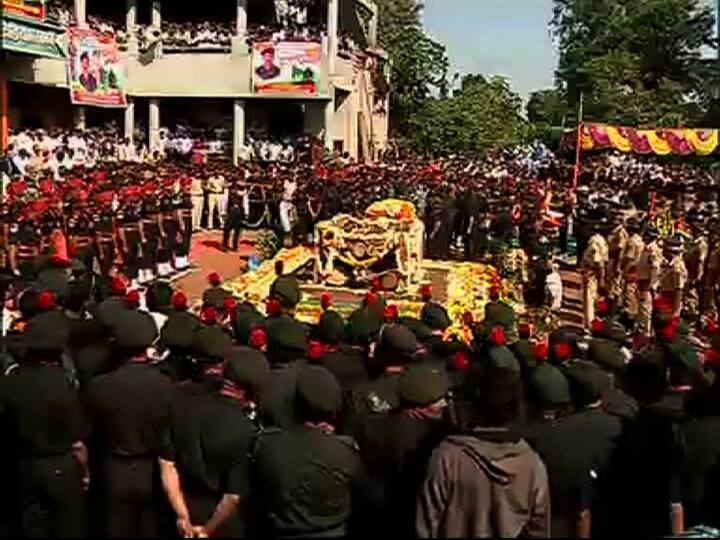 गावच्या वीरपुत्राला अखेरचा निरोप देण्यासाठी पंचक्रोशी लोटली होती. अभिमानाचा हुंदका, आठवणींचे अश्रू आणि लष्कराच्या सलामी देणाऱ्या बिगुलाचा अंगावर काटा आणणारा नाद, यासह महाराष्ट्राचा वीरपुत्र अनंतात विलीन झाला.