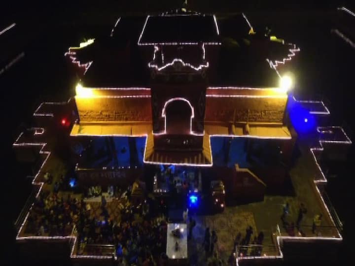 कृत्रिम तळ्याच्या मधोमध असलेल्या या मंदिरावरील रोषणाई डोळ्याचं पारणं फेडते. आकाशातून एकद्या रेखीव रांगोळीप्रमाणे हे मंदिर दिसतंय.