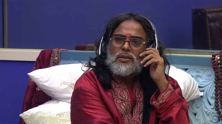 यावर मोनालिसाने बऱ्याच दिवसांपासून आपण अभिनय केला नसल्याचे स्पष्टीकरण दिले. पण त्यावरही ओम स्वामींचे समाधान झाले नाही. त्यांनी पुन्हा तिच्यावर टीका करताना इथे काय करतेस, असा प्रश्न केला.