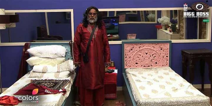 मोनालिसा बेली डान्स येत नसल्याचे सांगते, पण तिला डान्स करताना पाहून ओम स्वामी म्हणतात की, ''हे पाहा, ही काय करते. उतारवयात हे सर्व योग्य आहे का? कसले लोक आहेत जे अशा मुलीला मतदान करतात''