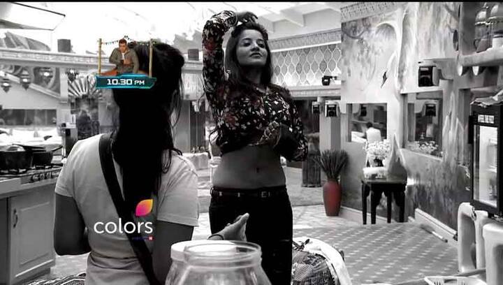 काल जेव्हा मोनालिसाने 'चढती जवानी मेरी चाल मस्तानी' या गाण्यावर डान्स केला, तेव्हा ओम स्वामी तिला आपल्या खासगी खोलीतून पाहात होते. यानंतर ओम स्वामींनी हा प्रकार पाहून, ''उतार वयात तारुण्य कुठून आले?'' असा प्रश्न मोनालिसाला विचारला. इतकेच नाही, तर मेकअप करुन तरुण होता येत नाही, अशी टीप्पणीही केली.