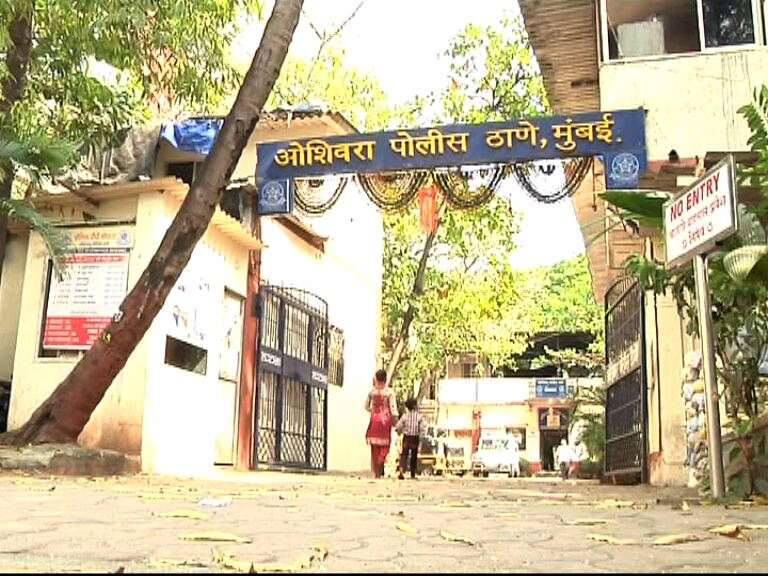 Young Model Beats An Agent For Forcing Her For Casting Couch कास्टिंग काऊचसाठी जबरदस्ती करणाऱ्या दलालास तरुणीचा भररस्त्यात चोप