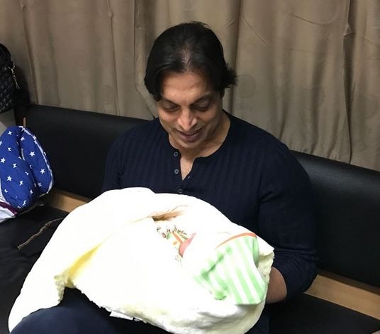 Former Pakistani Pacer Shoaib Akhtar Becomes Father 'रावळपिंडी एक्स्प्रेस' बाबा झाला, शोएब अख्तरला पुत्ररत्न