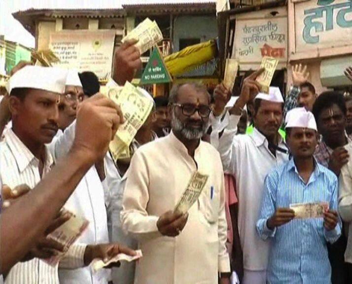 नोटा बंद केल्याने कार्तिकी यात्रेतील भाविकांचे प्रचंड हाल Kartiki Yatra Devotees Facing Problem Due To 5 Hours Ago We Welcome The Decision To Demonetise Currency Notes Rs 500 Rs 1000 नोटा बंद केल्याने कार्तिकी यात्रेतील भाविकांचे प्रचंड हाल