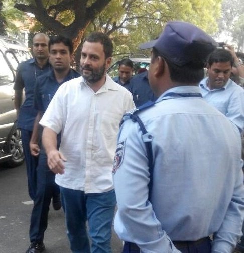 Rahul Gandhi Stood In Lane For Withdraw ATM मधून पैसे काढण्यासाठी राहुल गांधी रांगेत