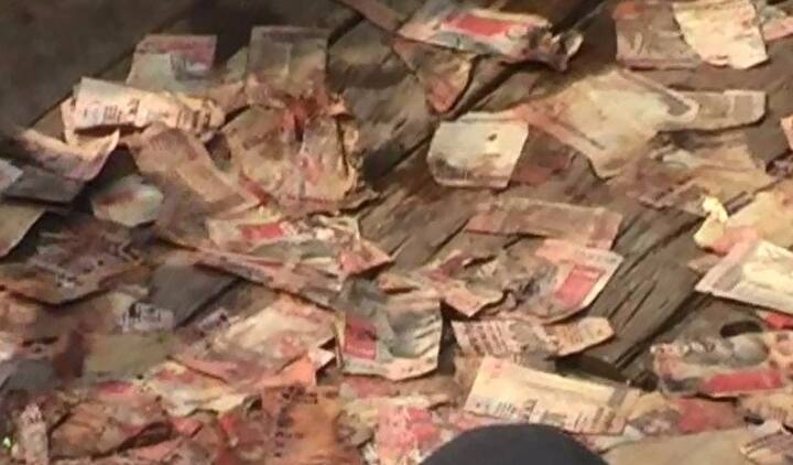 पंतप्रधान नरेंद्र मोदींनी 1000 आणि 500 च्या नोटा रद्दच्या केल्याचे जाहीर केल्यानंतर काळं धन जमवणारे चांगलेच बिथरले आहेत.