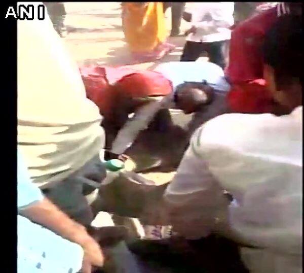 त्यानंतर आज मध्यप्रदेशमधील छत्तरापूरमध्ये रेशन दुकानातून लूट करण्यात आल्याची ही दृश्य समोर आली आहेत.